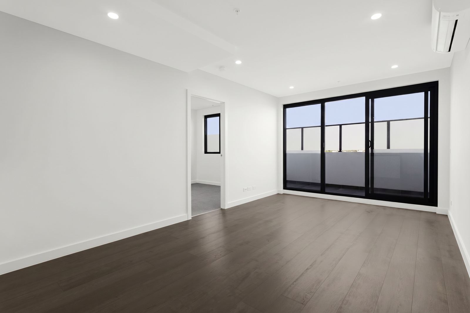 Empty room before virtual staging